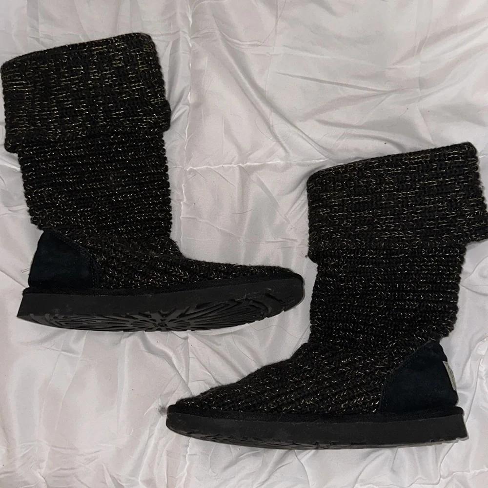 UGGS 🖤 Size 7. - Picture 2 of 4